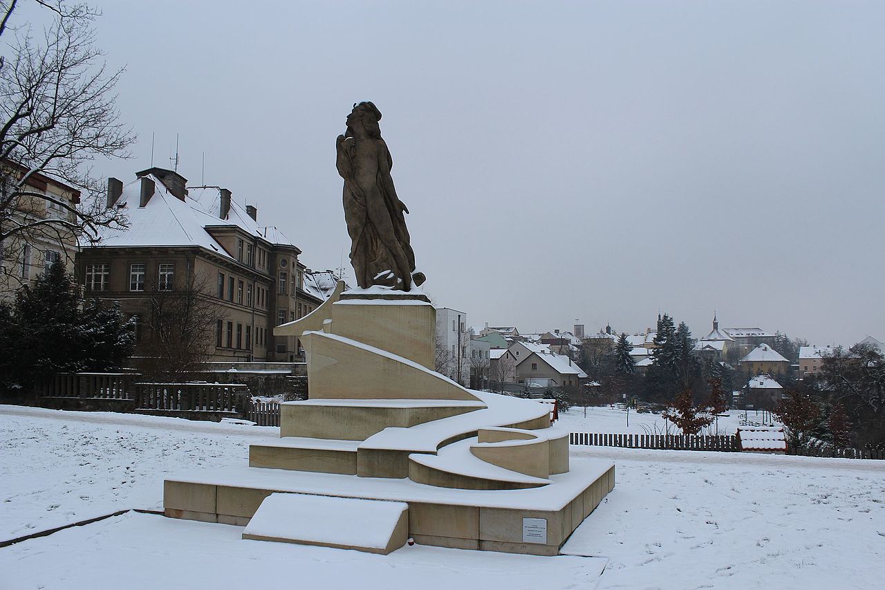 144_Socha_od_Pražské_na_JZ.jpg