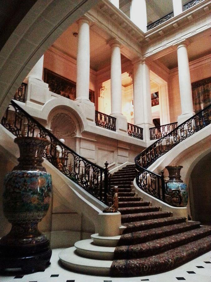14Carolands_Chateau,_Grand_Staircase.jpg
