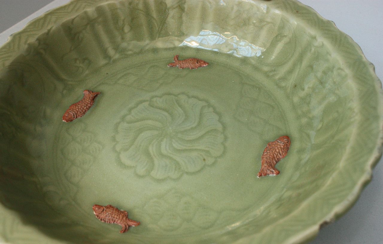 14d  юань1280px-BLW_Celadon_dish_with_unglazed_fish.jpg