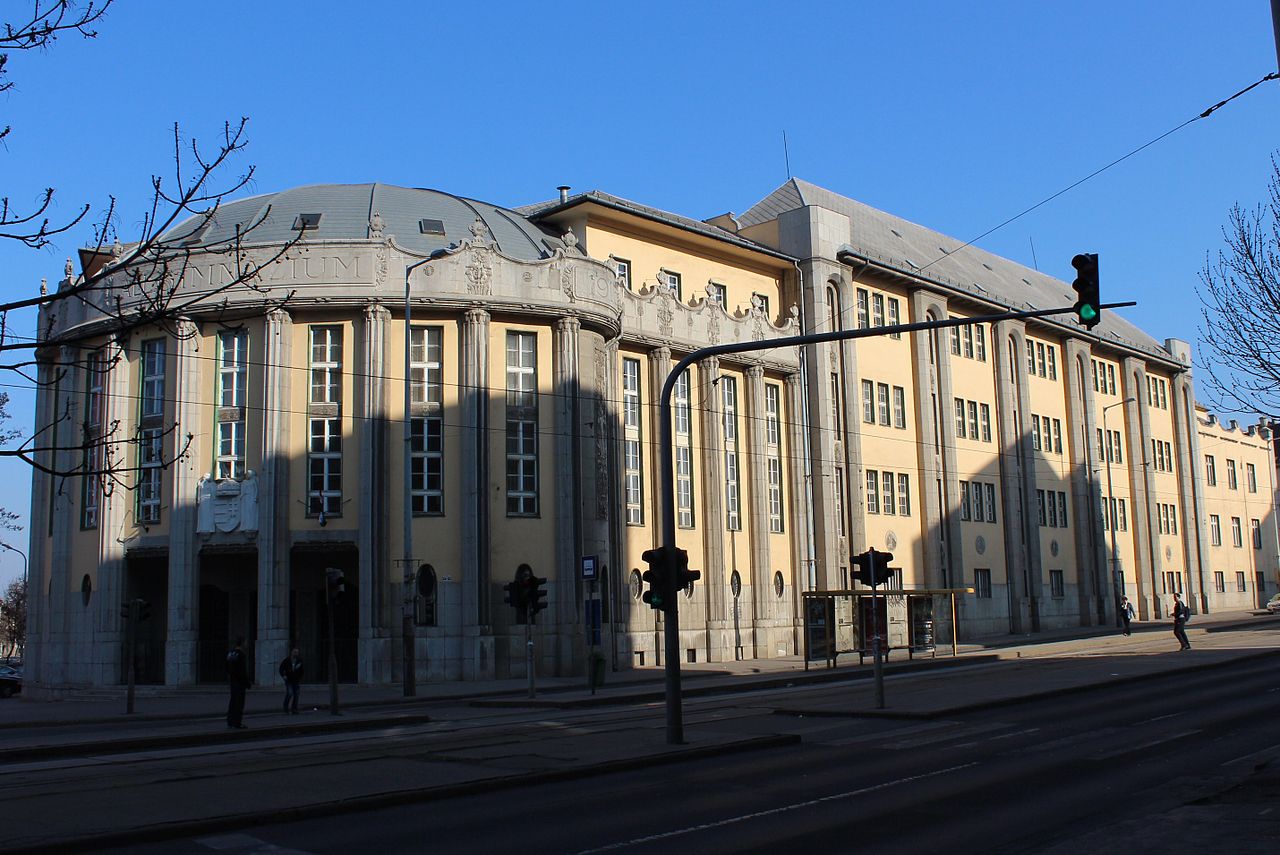 15 1280px-Szent_László_High_School_002.jpg