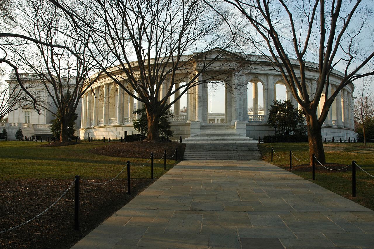 15-20Amphitheater_at_Tomb_of_the_Unknown_Soldier.jpg