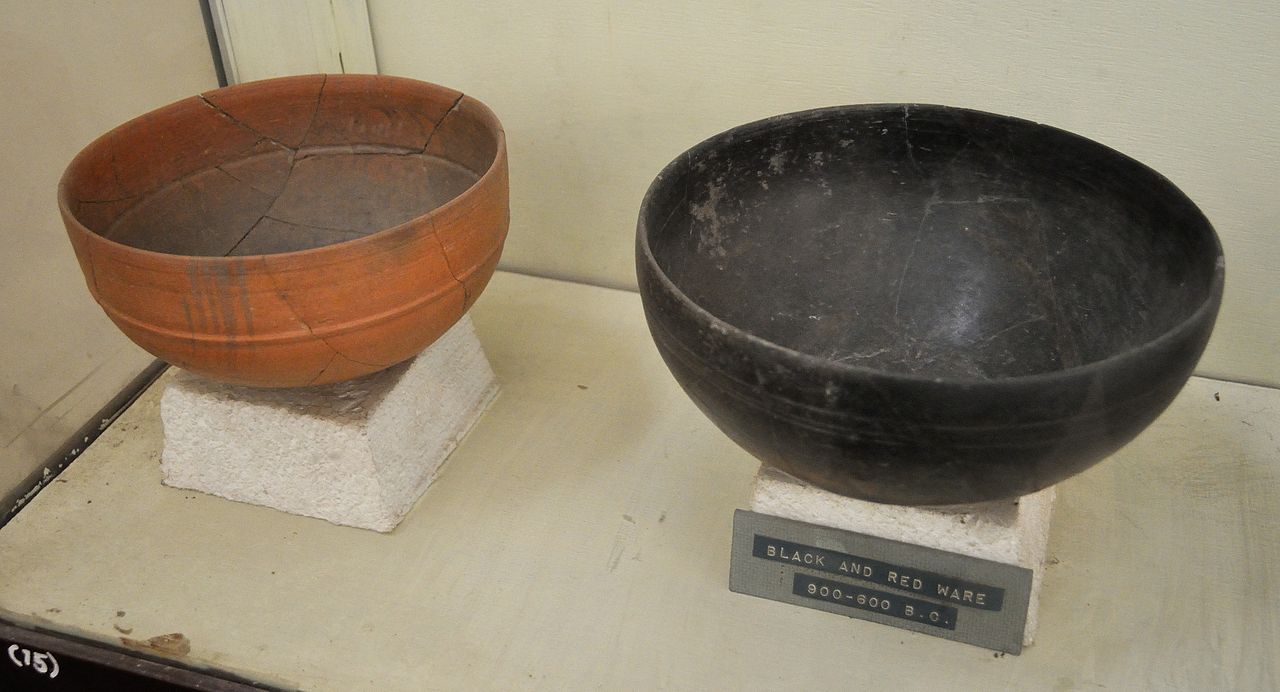 15-6Red_and_Black_Ware_-_Sonkh_-_Showcase_6-15_-_Prehistory_and_.JPG
