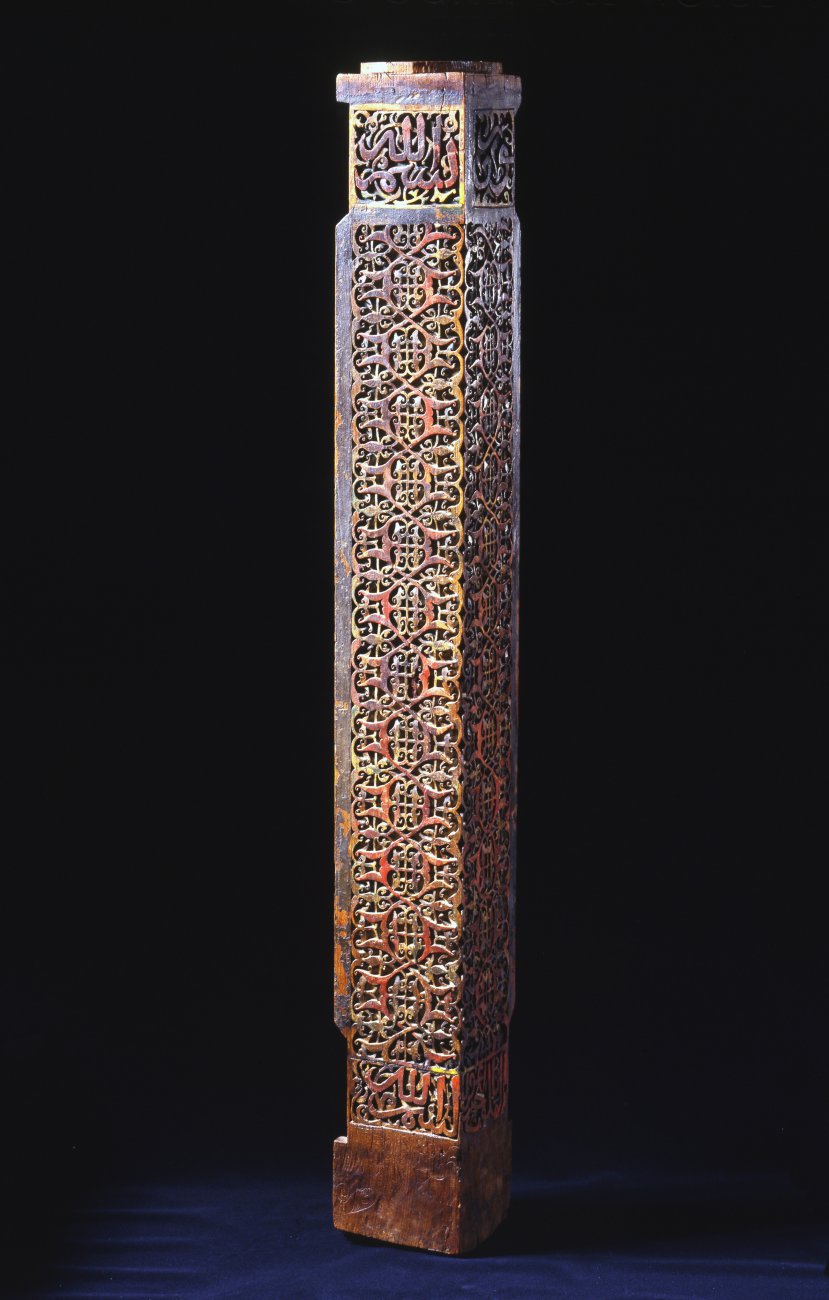 15d1992-Stolpe-af-udskaaret-trae-fra-en-sarkofag-f.jpg