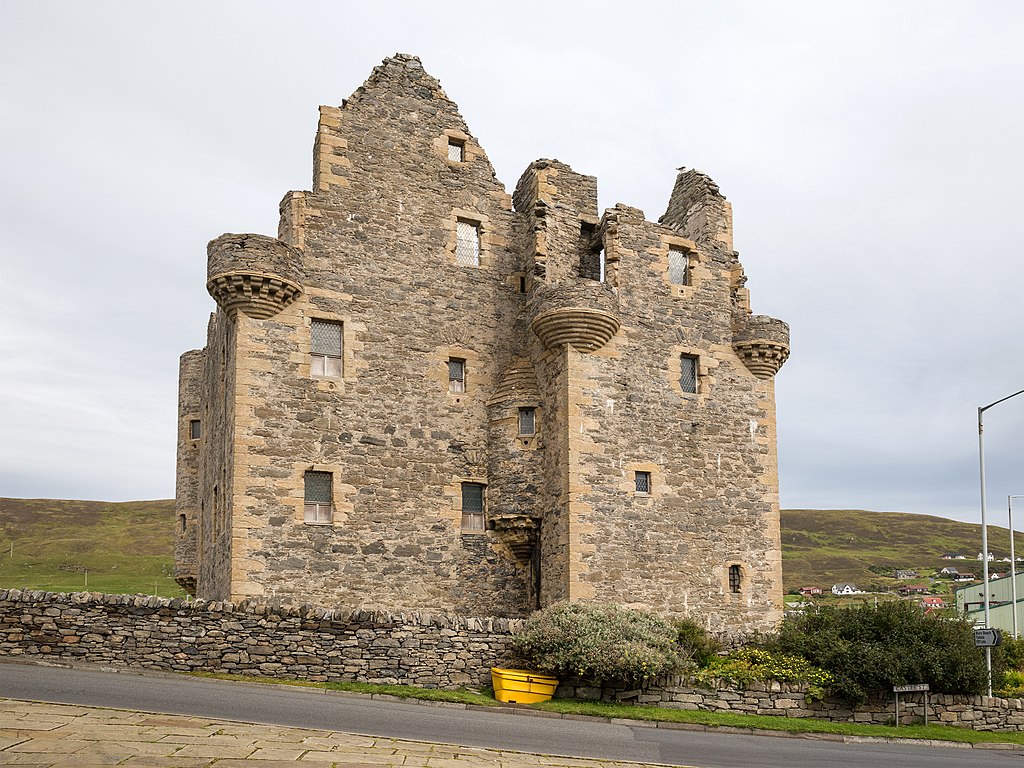 16 кон Scalloway_Castle_Shetland_2017_02.jpg