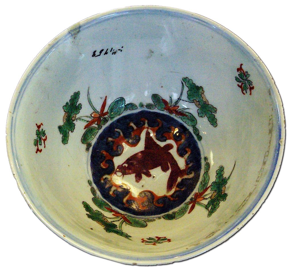 16-18d1024px-Safavid_chinaware_tabriz.JPG