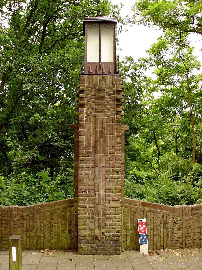 16 800px-Hilversum_Street_Light_2.jpg