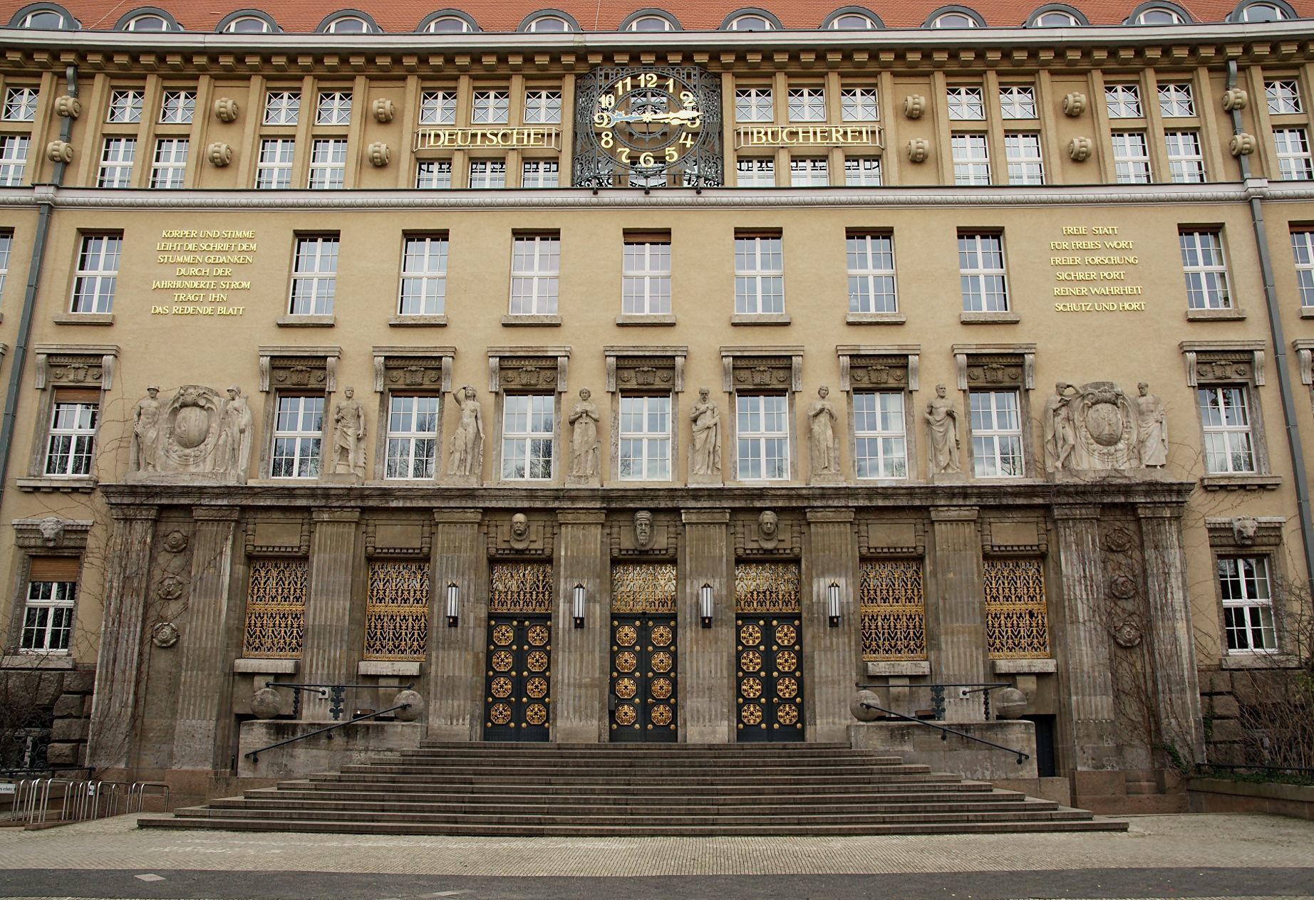 16 Eingang_Deutsche_Nationalbibliothek_Leipzig.jpg