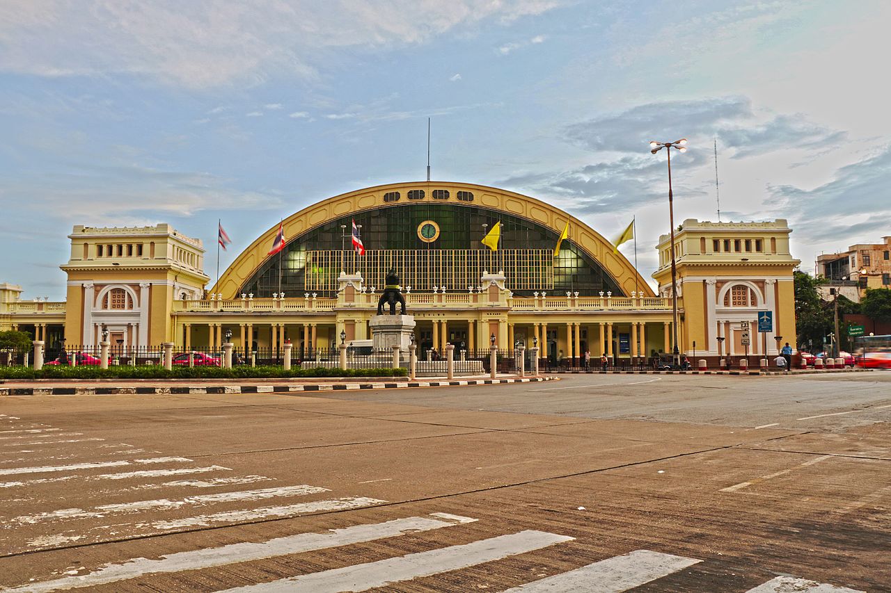 16 Six_o'clock_at_Bangkok_Railway_Station.jpg