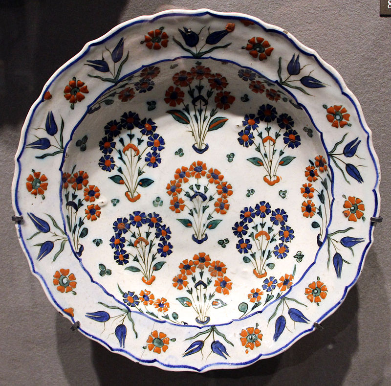 16Turchia,_iznik,_piatto_con_fiori,_1565-70_ca._02.JPG