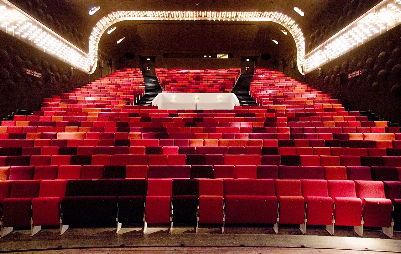 17 280px-Zaal_2006_(Fred_Ernst).jpg