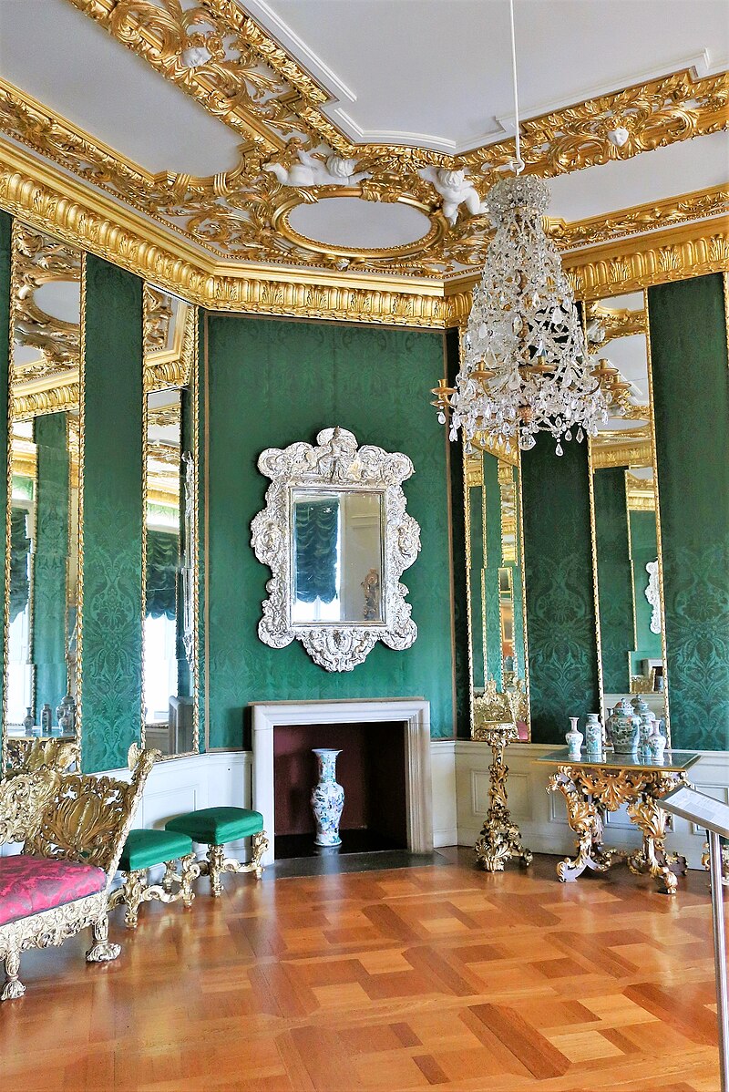 1700_Charlottenburg_Schloss_Schlafgemach.jpg
