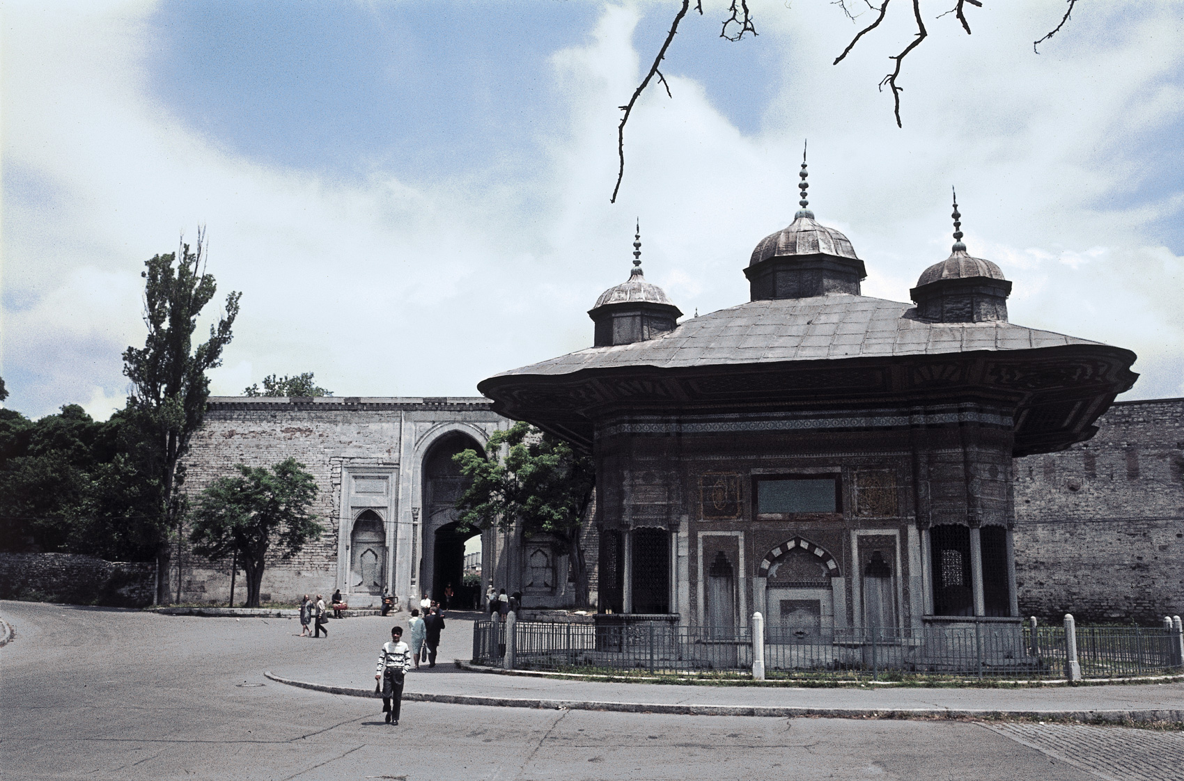 1728Ahmed-III_s-broend-ved-Topkapi-paladset_-Istanbul_-Tyrkiet.-HMH.jpg