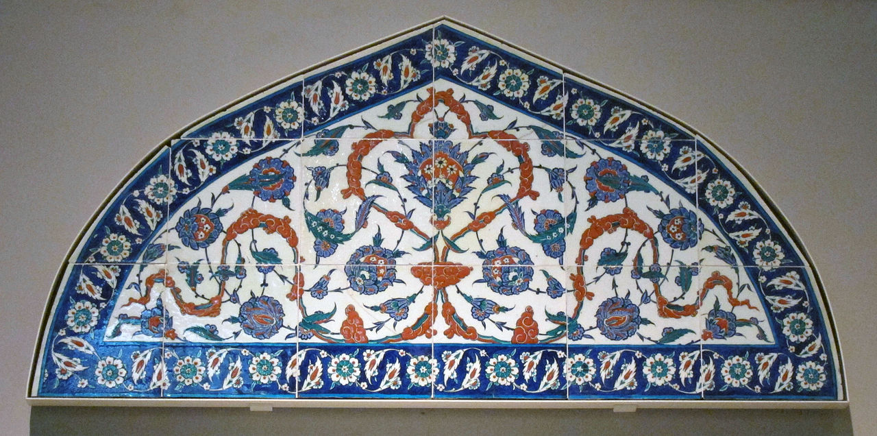 17d1280px-Iznik_tiled_lunette_panel.jpg