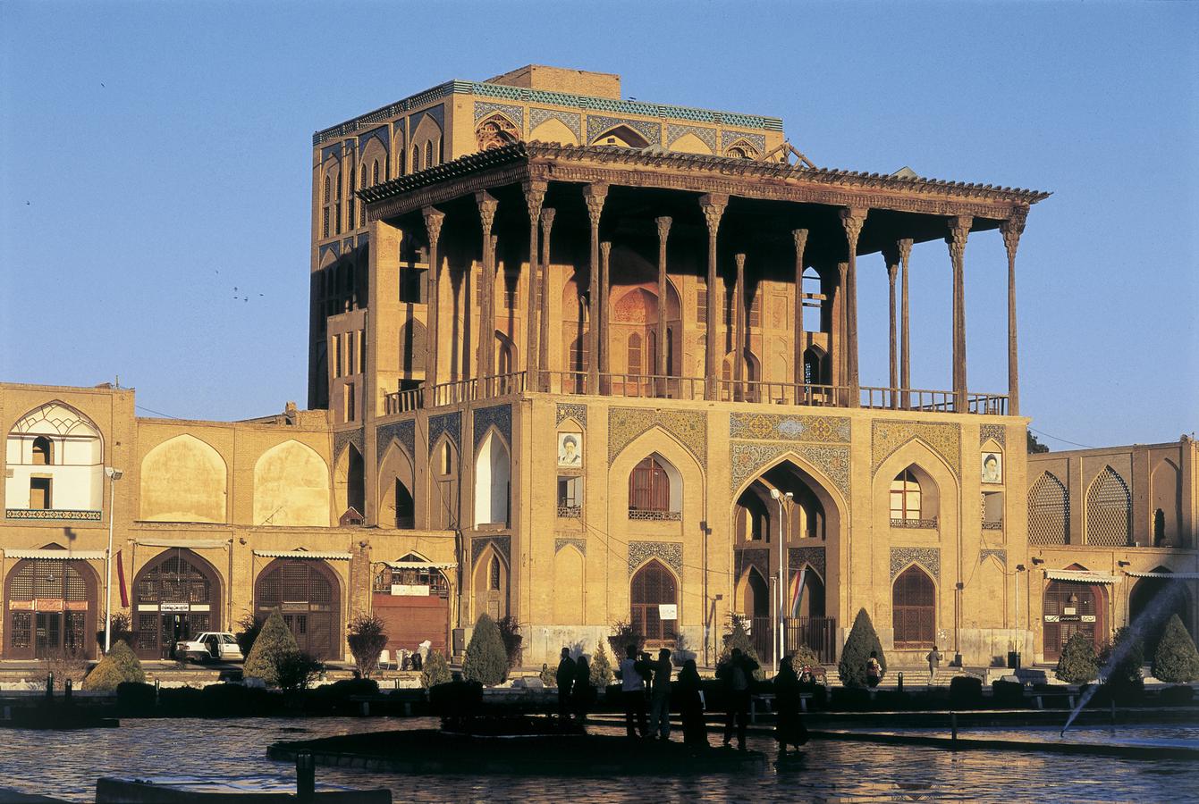 17dAli-Qapu-paladset_-Isfahan_-Iran.-JA.jpg