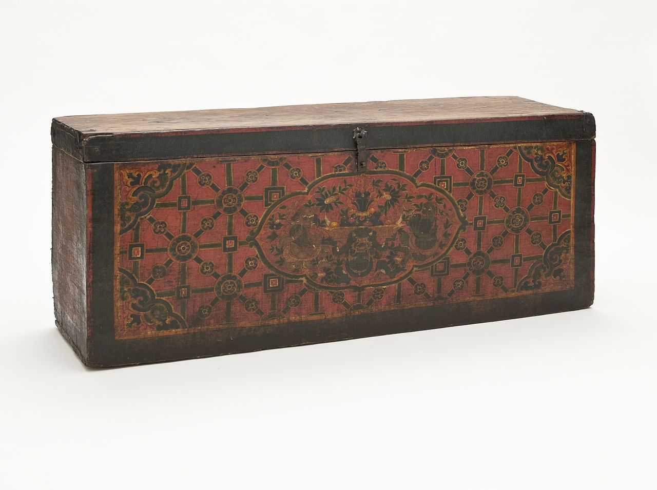 17Trunk_with_Five-Clawed_Dragon_LACMA_M.2010.81.3_(1_of_2).jpg
