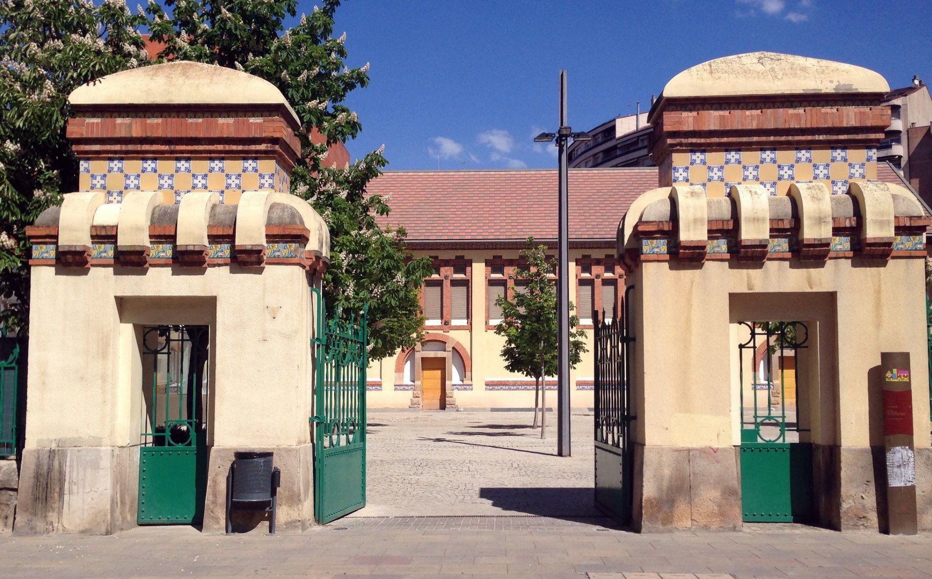 18 Reixa_d'entrada_al_Teatre.jpg
