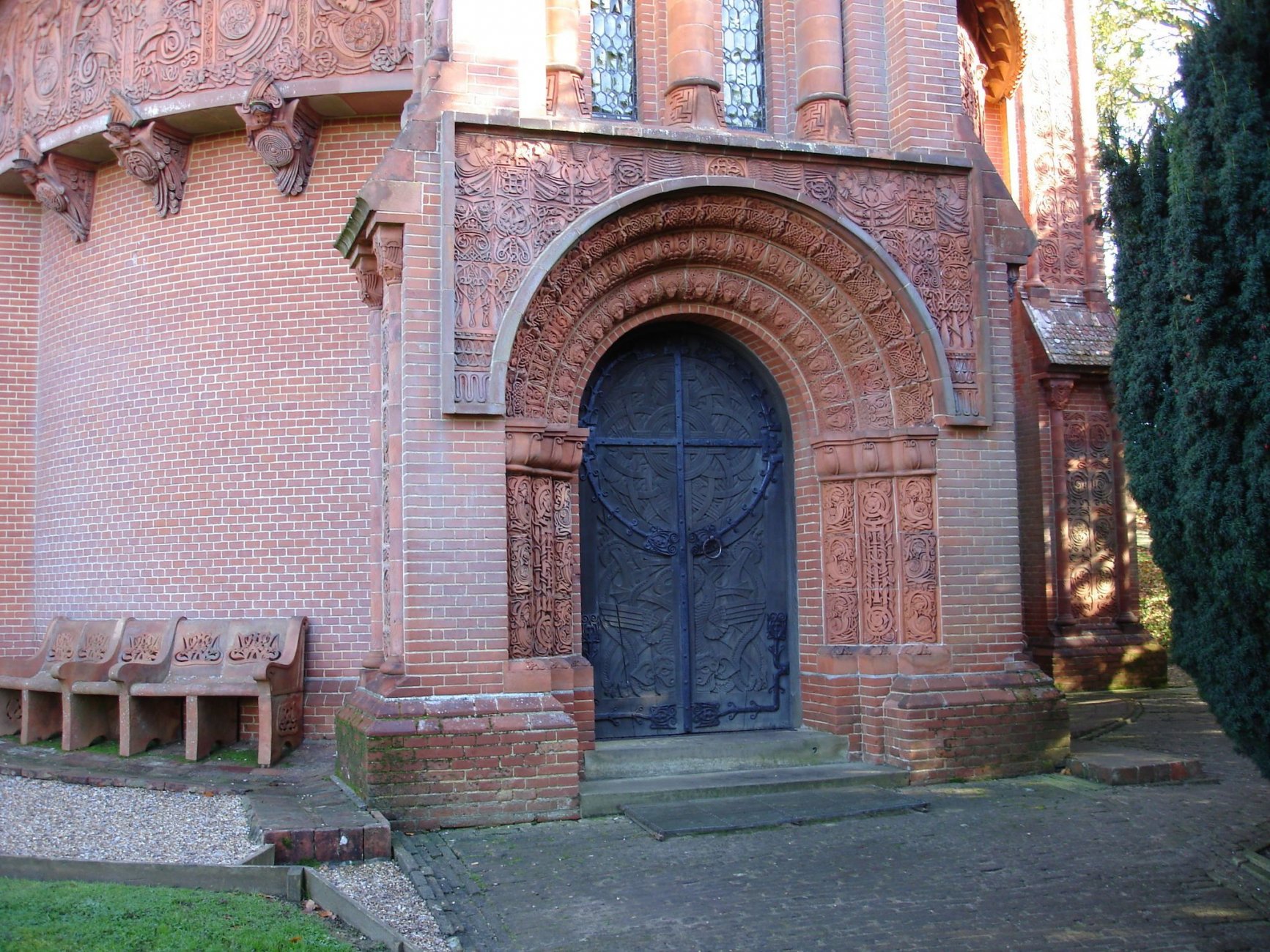 1898 кладибище уотс Watts_mortuary_chapel_outside.jpg