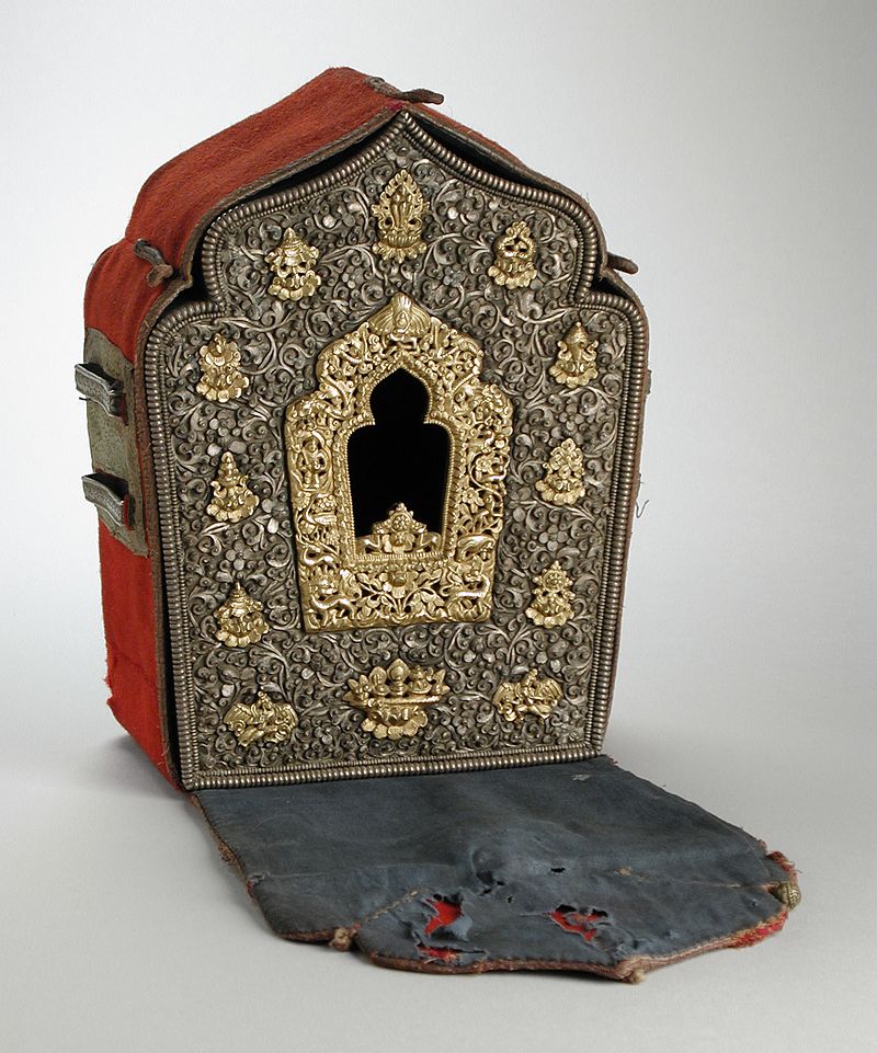 18Man\'s_Portable_Amulet_Shrine_(Ga\'u)_LACMA_M.80.48.1-.2.jpg