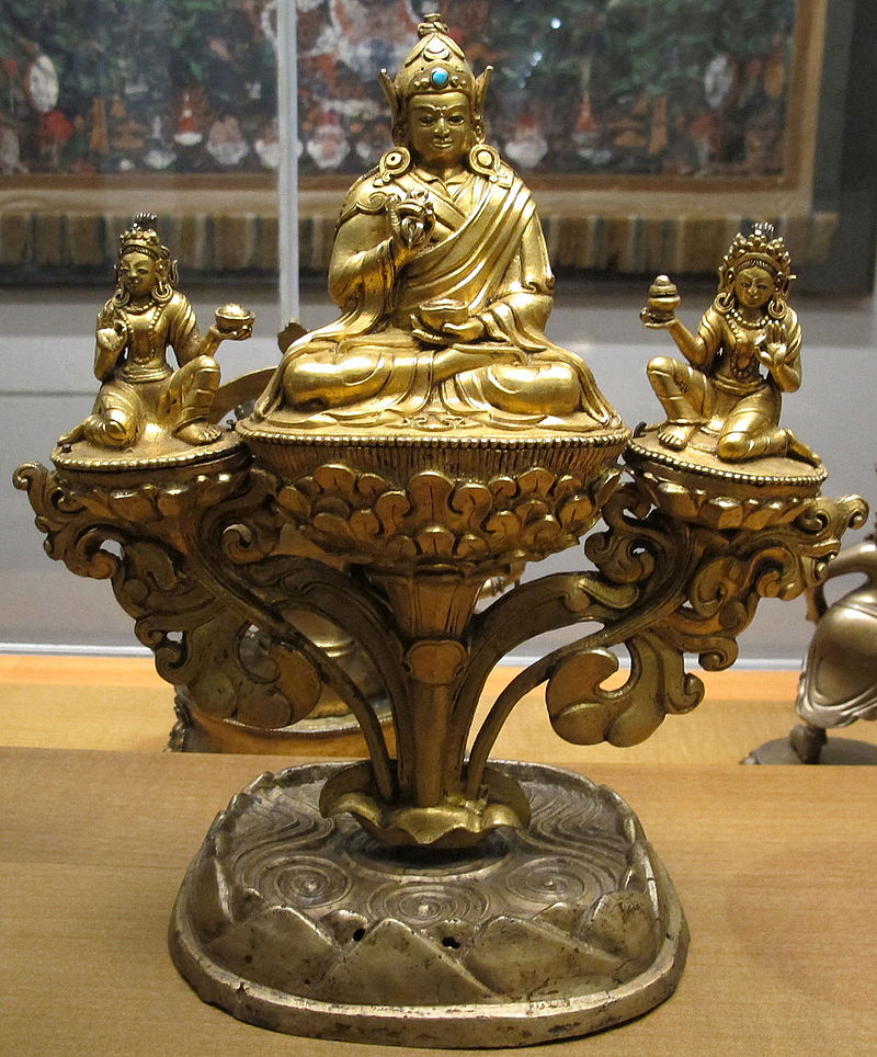 18Tibet,_padmasambhava_tra_le_sue_due_spose,_xviii_sec.JPG