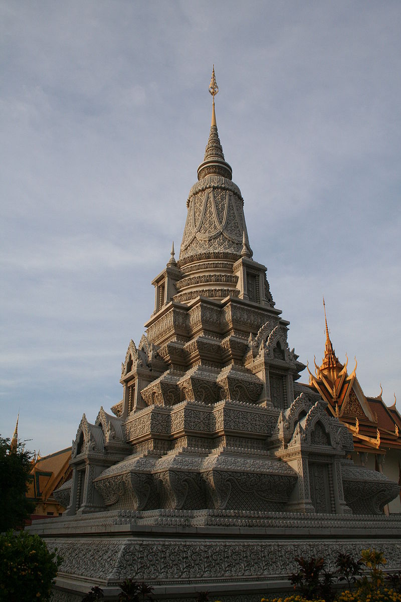 19-20 800px-Stupa_of_King_Suramarit.jpg