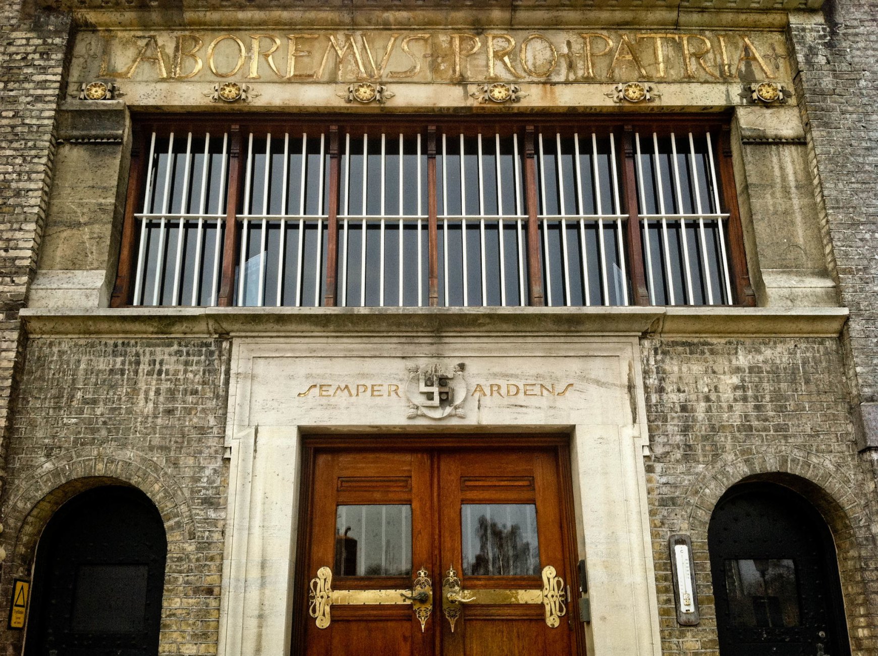 1901Det_Gra_Hus_-_facade_detail.jpg