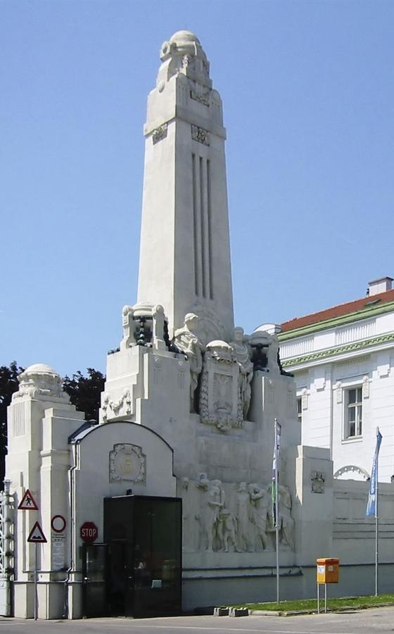 1911 венаZentralfriedhof_Hauptportal.jpg