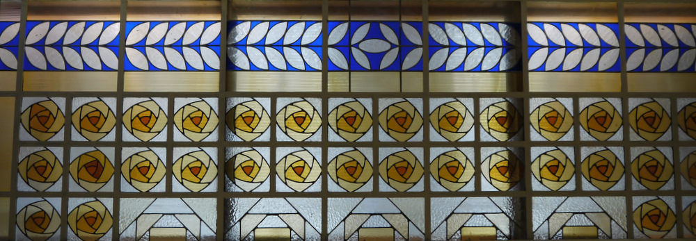1913 венаVilla_Wustl_Tiffany_über_der_Stiege.jpg
