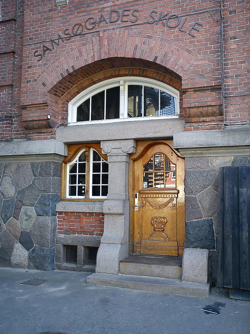 1914 800px-Samsøgades_Skole_(Bagindgang).jpg