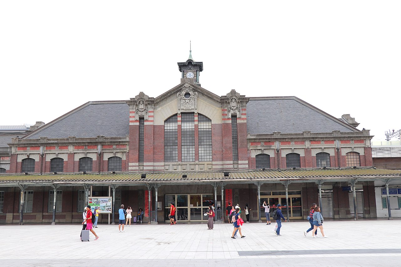 1917 тайв1280px-Old_taichung_station_1_cathypeng81.jpg