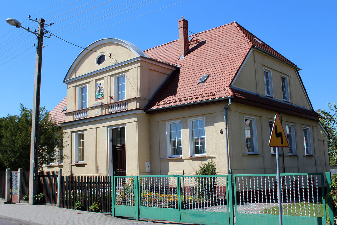 1919 1280px-2012-06_Łambinowice_15.jpg