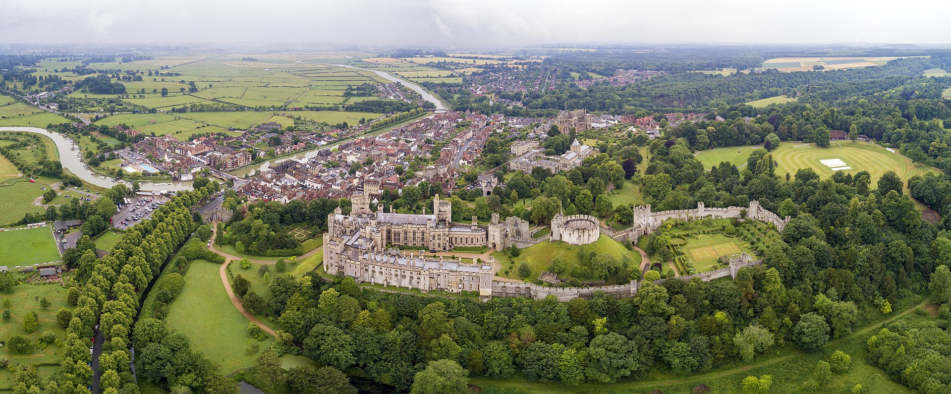 1920px-1_castle_arundel_aerial_pano_2017.jpg
