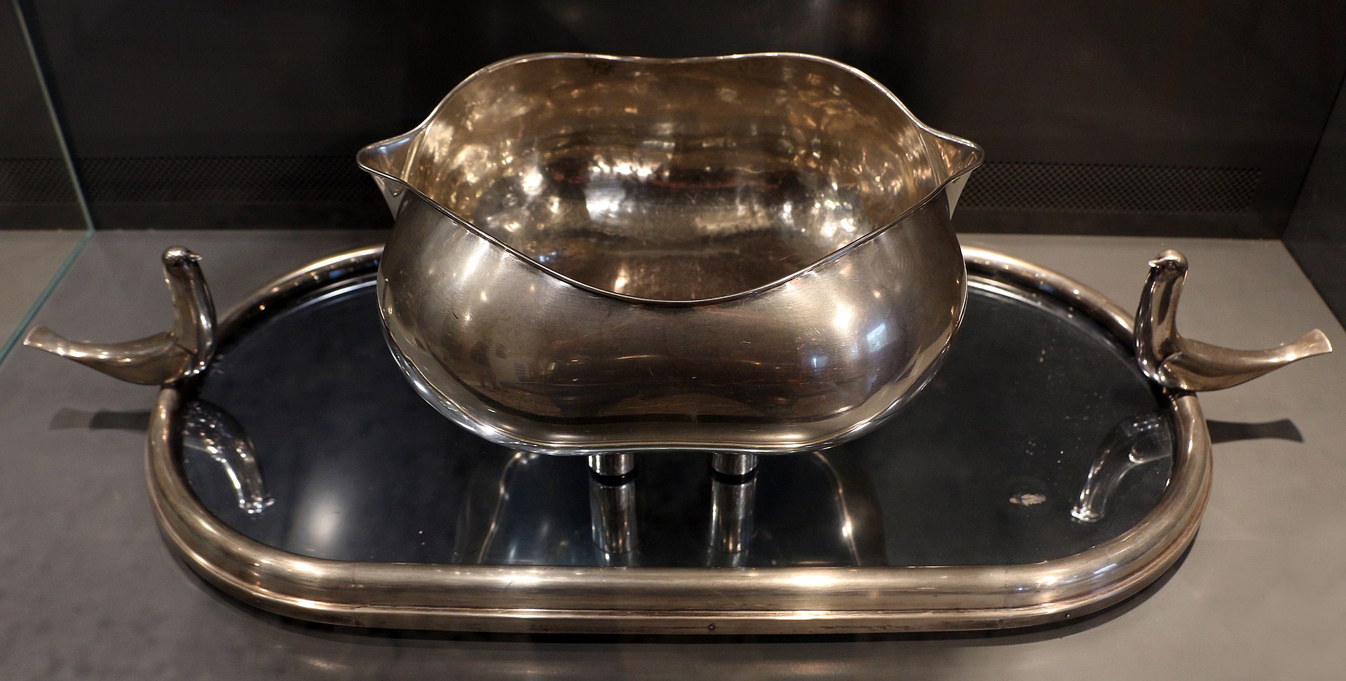 1920px-Arrigo_finzi,_centrotavola_fontana,_1934,_argento_e_specchio_al_mercurio_(2).jpg