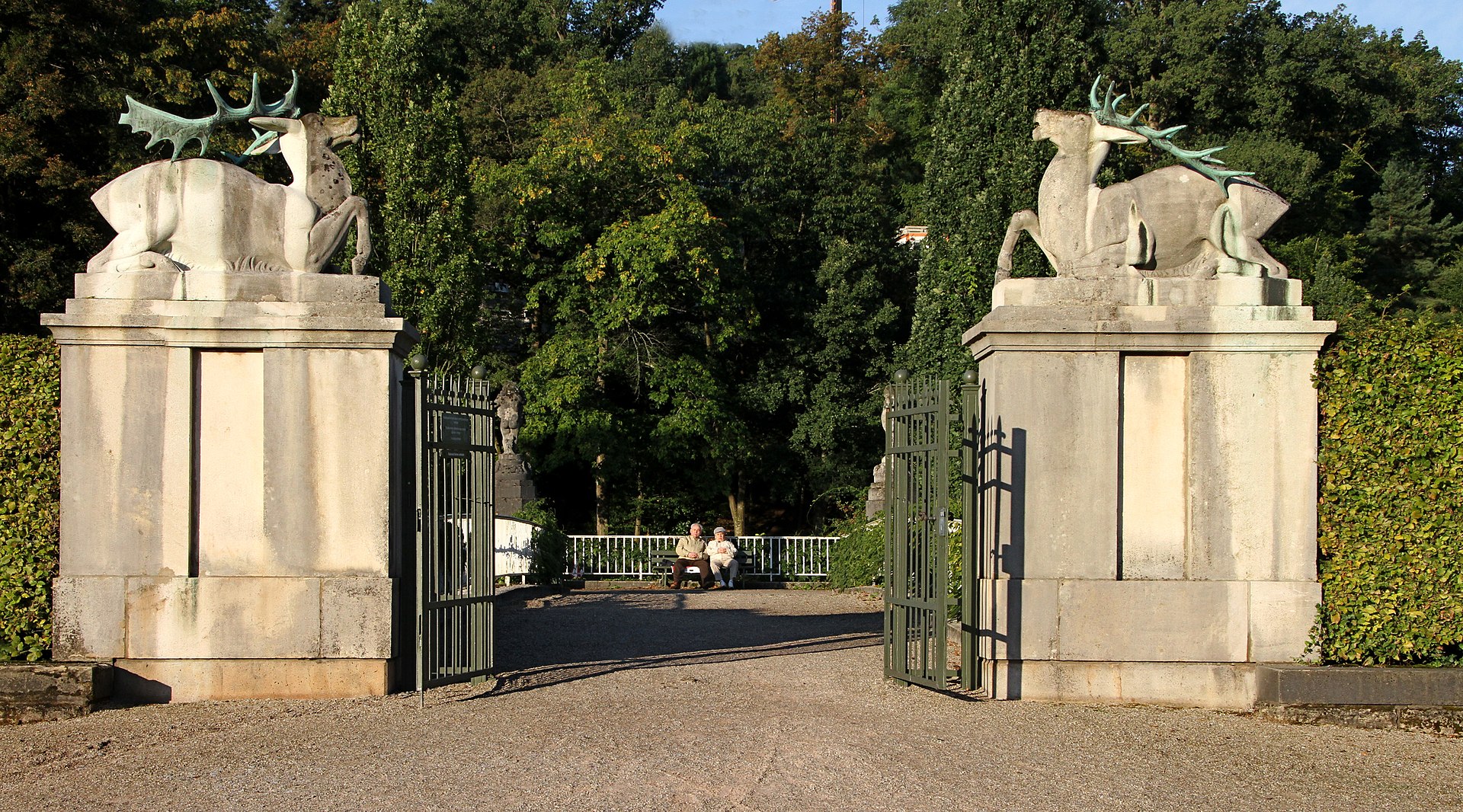 1920px-Baden-Baden-Goenneranlage-08-Portal_mit_Hirschen-gje.jpg