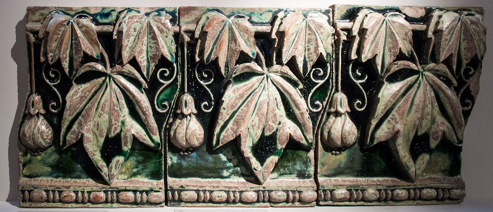 1920px-Bigot_-_Frieze_with_grape_leaves.jpg