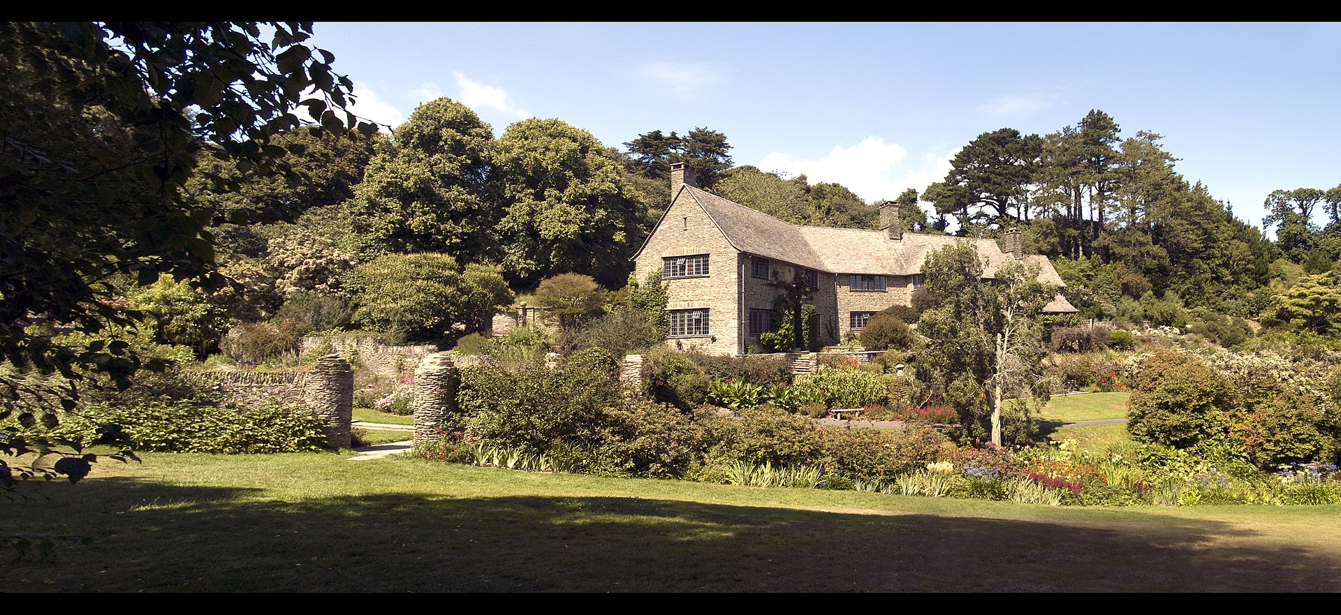 1920px-Coleton_Fishacre_(5235143235).jpg