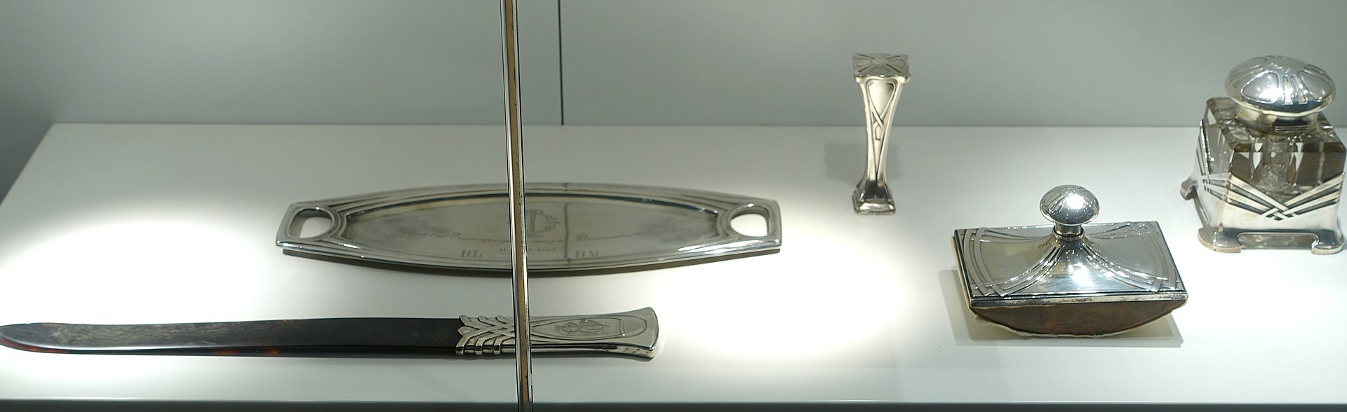 1920px-Desk_set_items,_designer_Peter_Behrens,_silver,_glass,_wood,_horn_-.jpg
