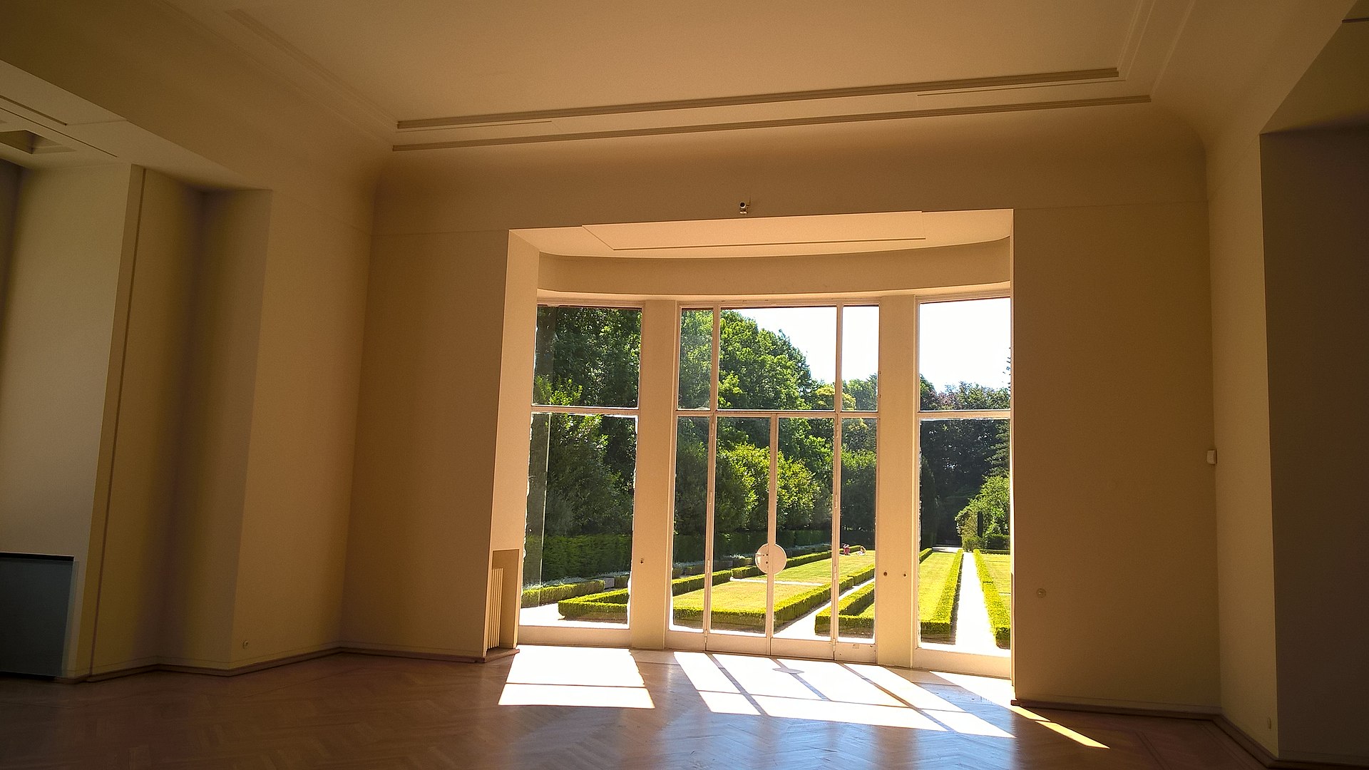1920px-Interior_da_Casa_de_Serralves_01.jpg