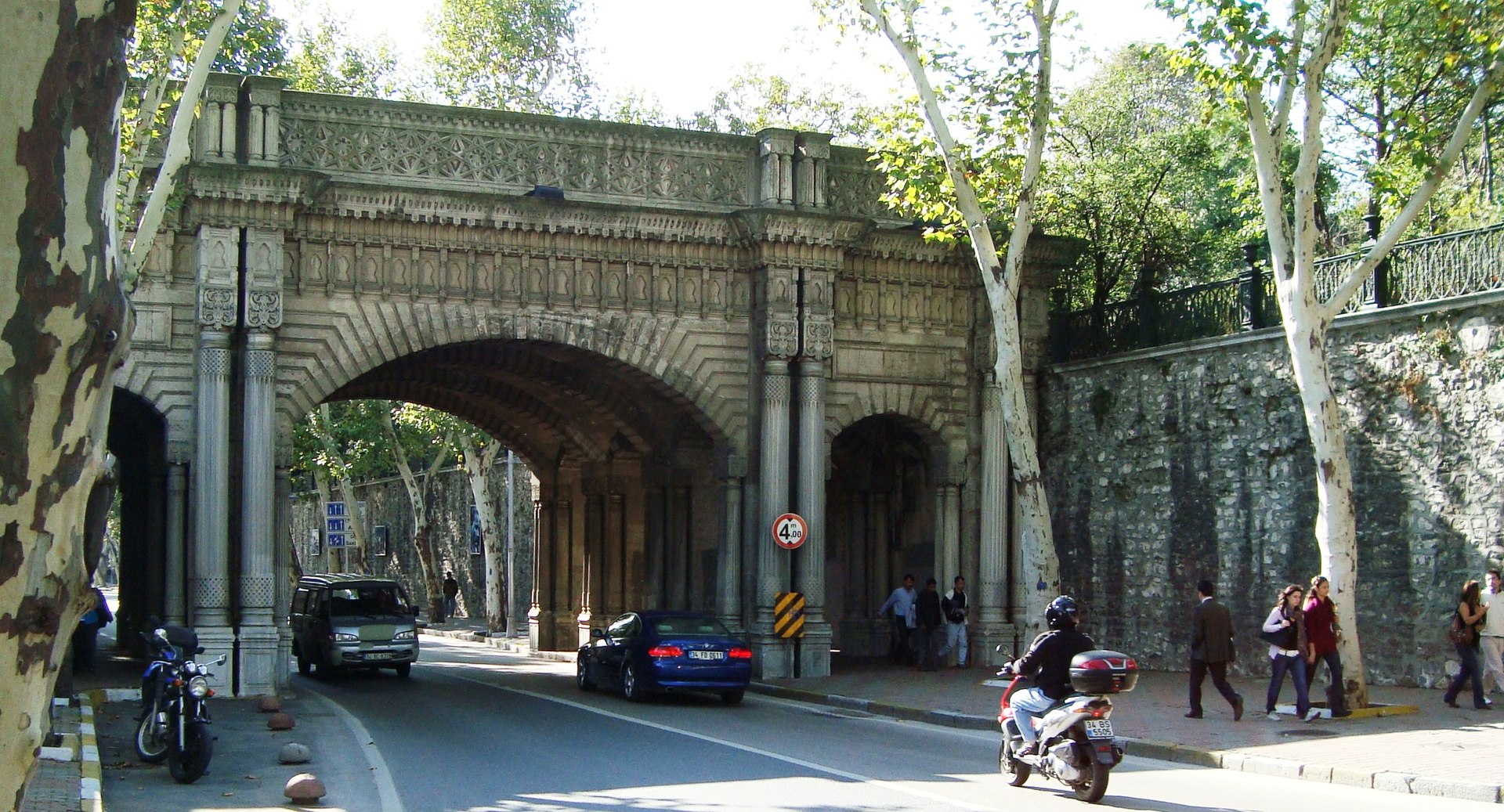 1920px-Istanbul-çırağan_palace-bosphour_-_panoramio_-_HALUK_COMERTEL_(18).jpg