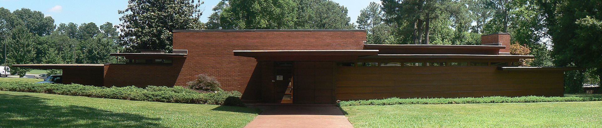 1920px-Rosenbaum_House_Rear_Pano.jpg