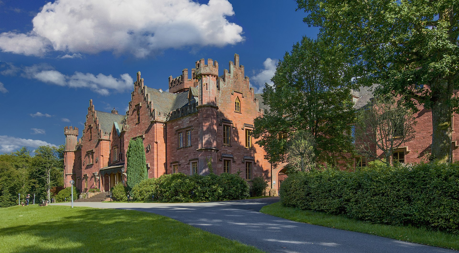 1920px-Schloß_Waldleiningen_69427_Mudau.jpg