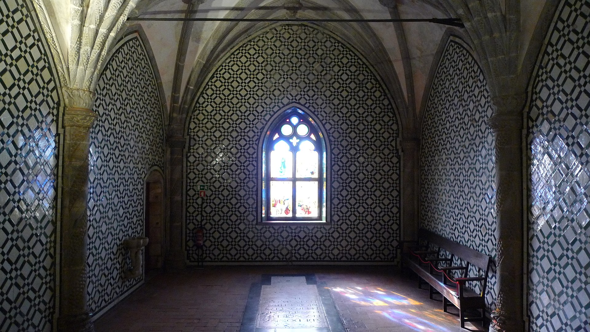 1920px-Sintra,_Palácio_Nacional_da_Pena,_capela_(9).jpg