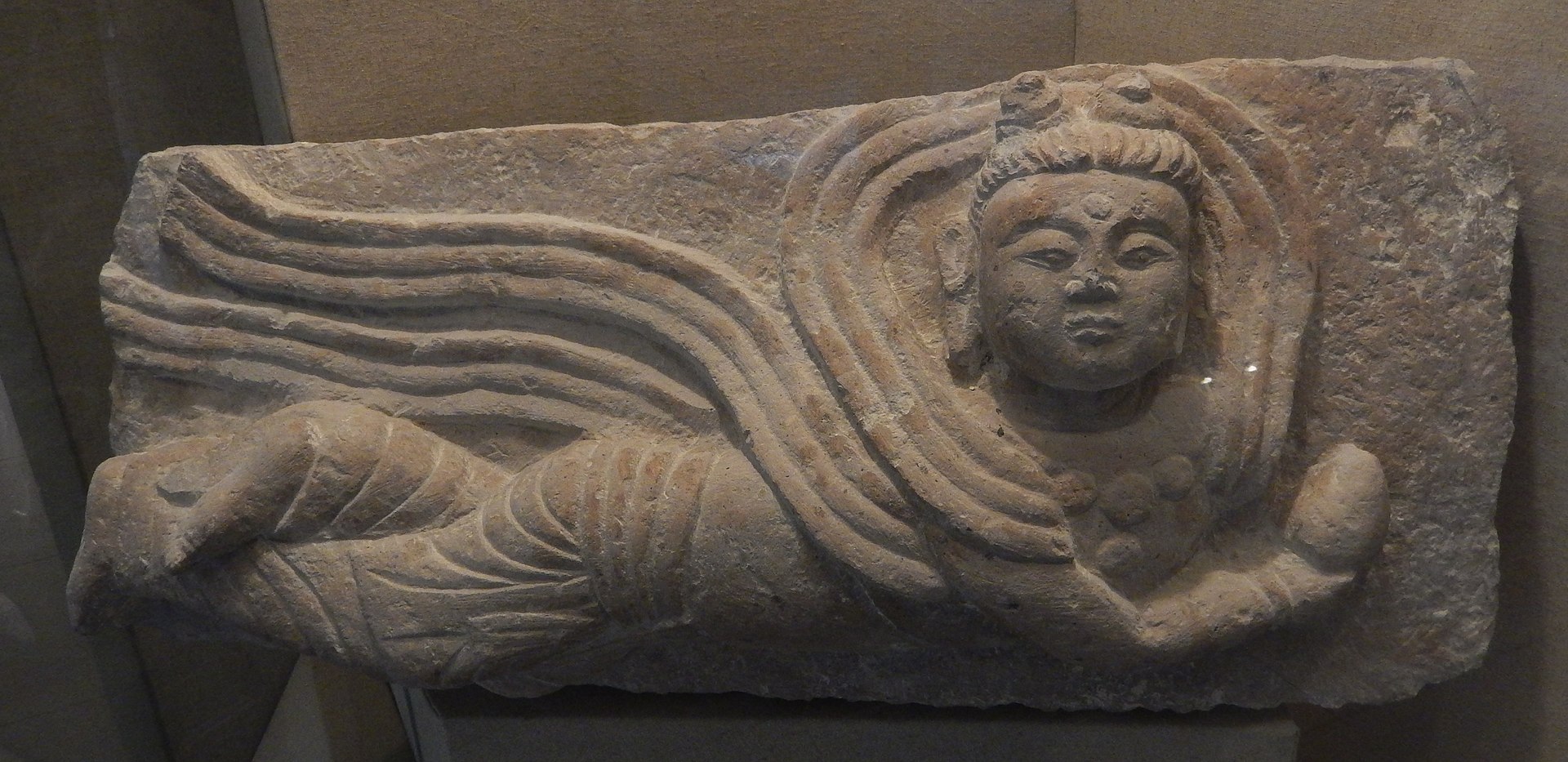 1920px-Stone_carving_with_a_flying_apsara_from_Lindong_South_Pagoda.jpg