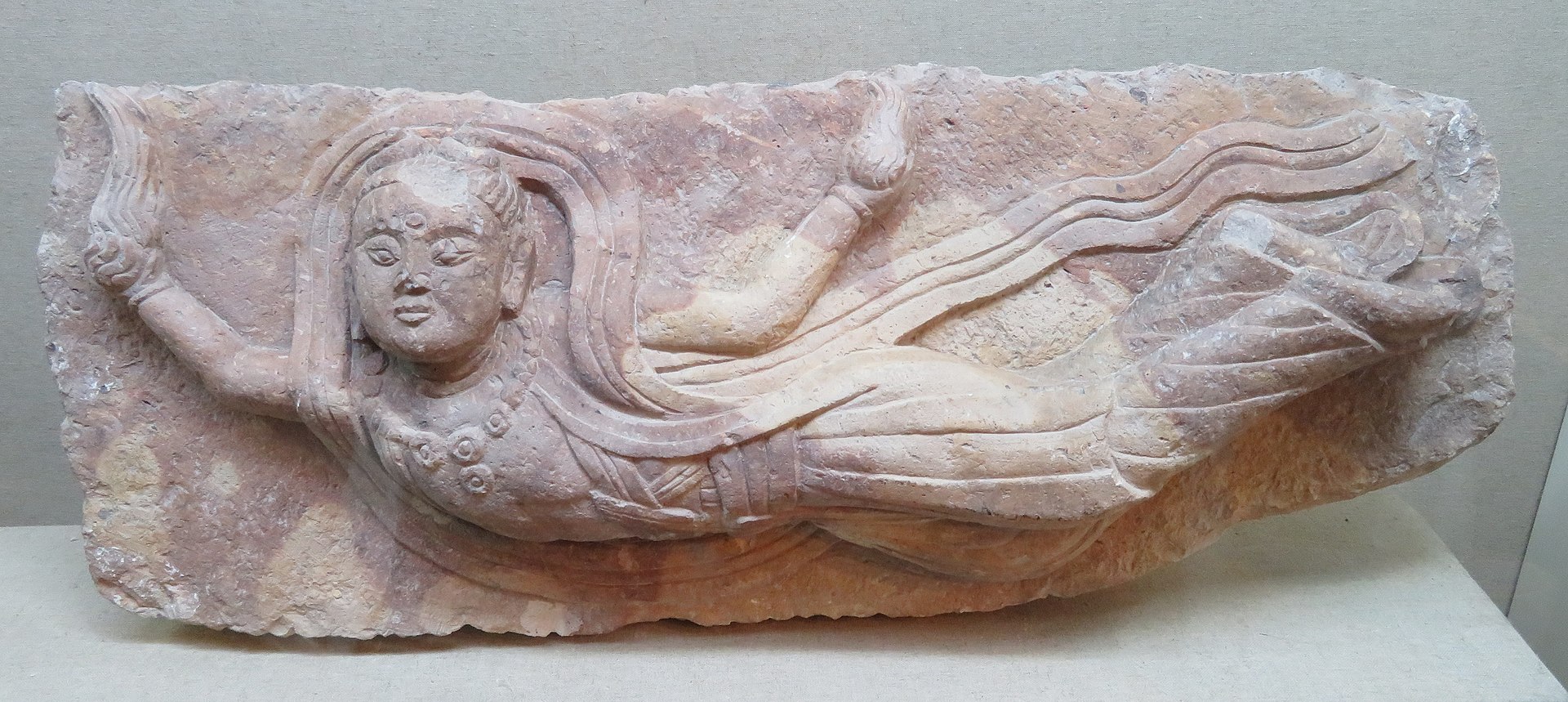1920px-Stone_carving_with_flying_apsaras_from_Lindong_South_Pagoda_A.jpg