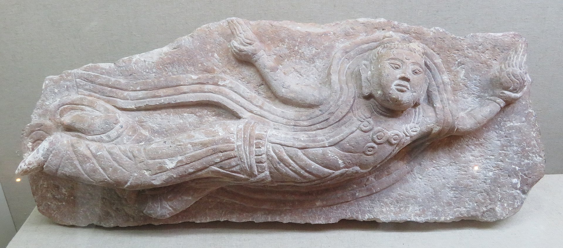 1920px-Stone_carving_with_flying_apsaras_from_Lindong_South_Pagoda_B.jpg