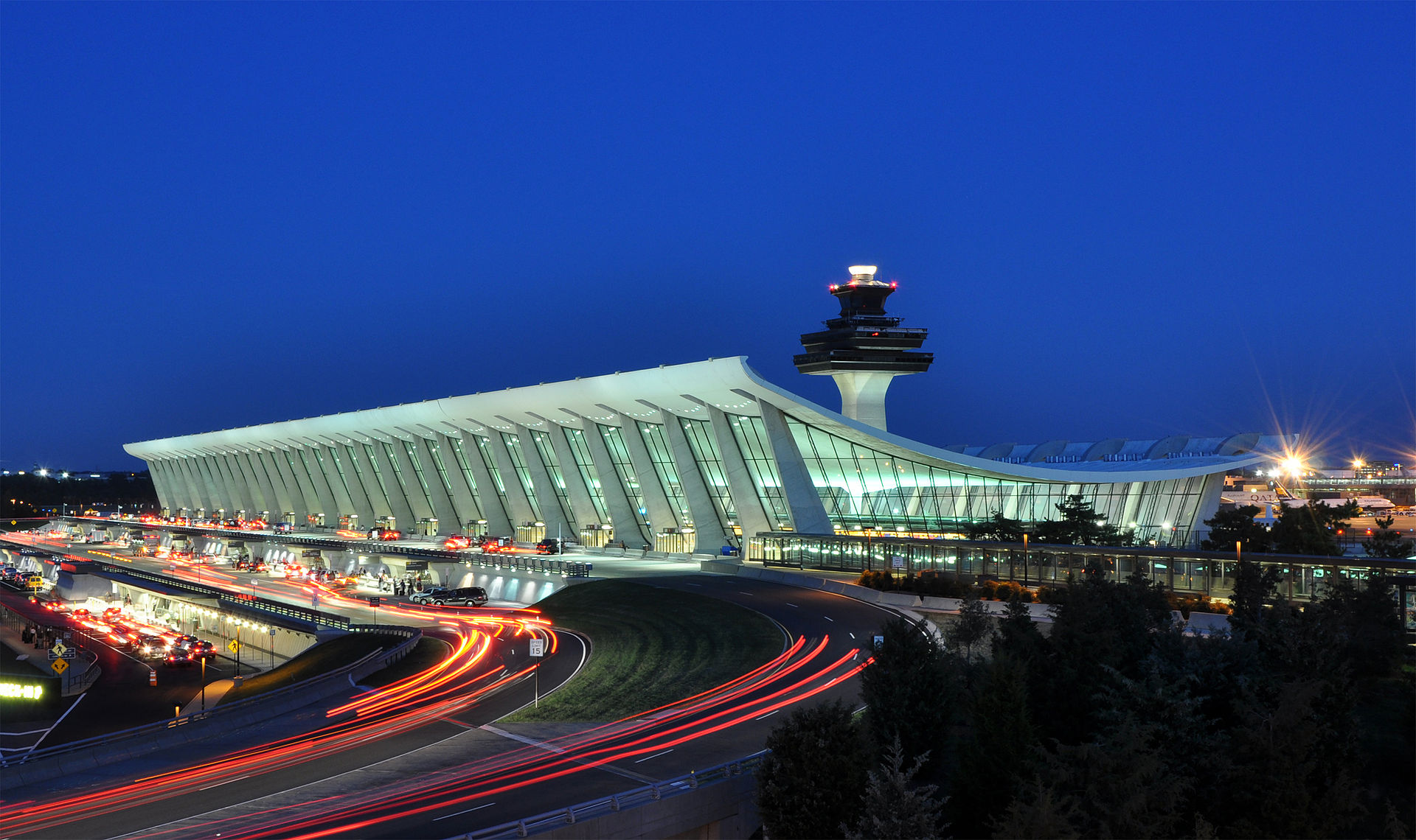 1920px-Washington_Dulles_International_Airport_at_Dusk.jpg