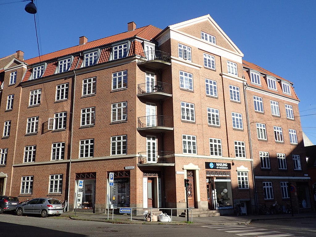 1926 1024px-Murersvendenes_Stiftelse_(Vesterbro_Torv).jpg