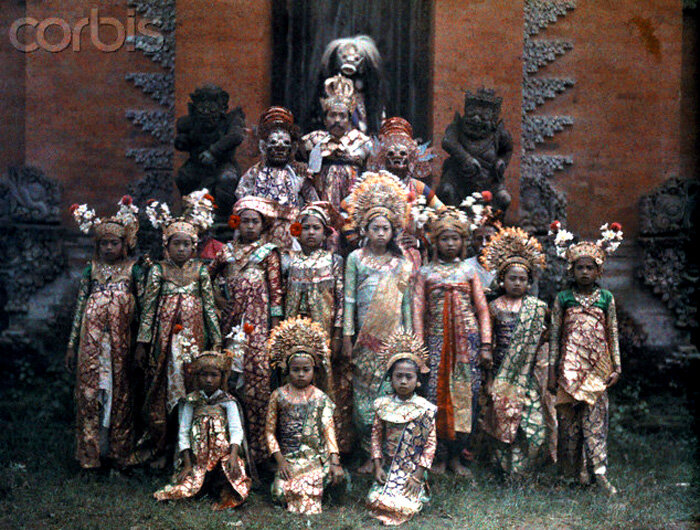 1928 Balinese dancers pose for a picture before their performance.jpg