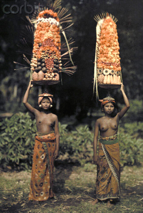 1928 Balinese women carry temple offerings of fruit.jpg