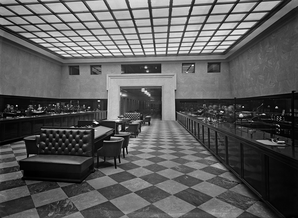 1929 1024px-Liittopankki_Oy,_Aleksanterinkatu_17_-_Keskuskatu_5,_Pankkisali_-.jpg