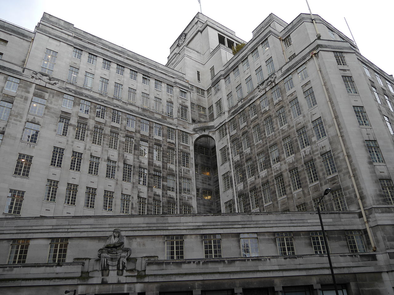 1929_Broadway,_London_08.JPG